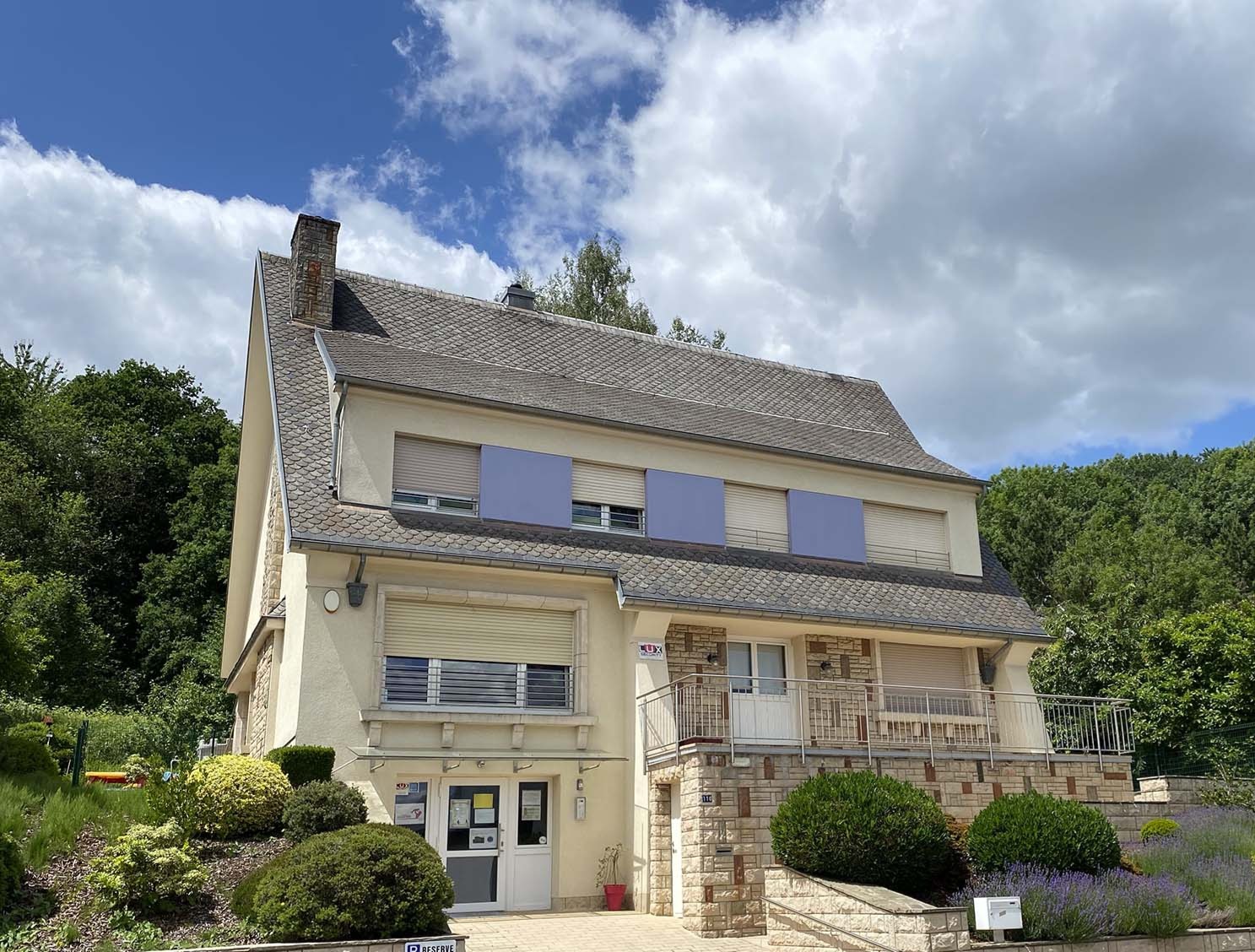 Espace intérieur lumineux de la crèche