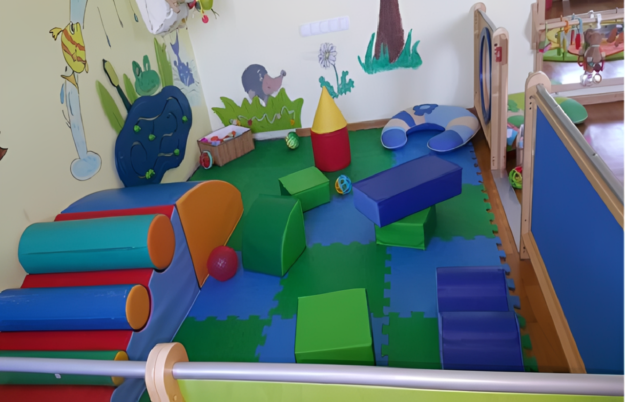 Espace extérieur sécurisé pour les bébés de la crèche Soleuvre